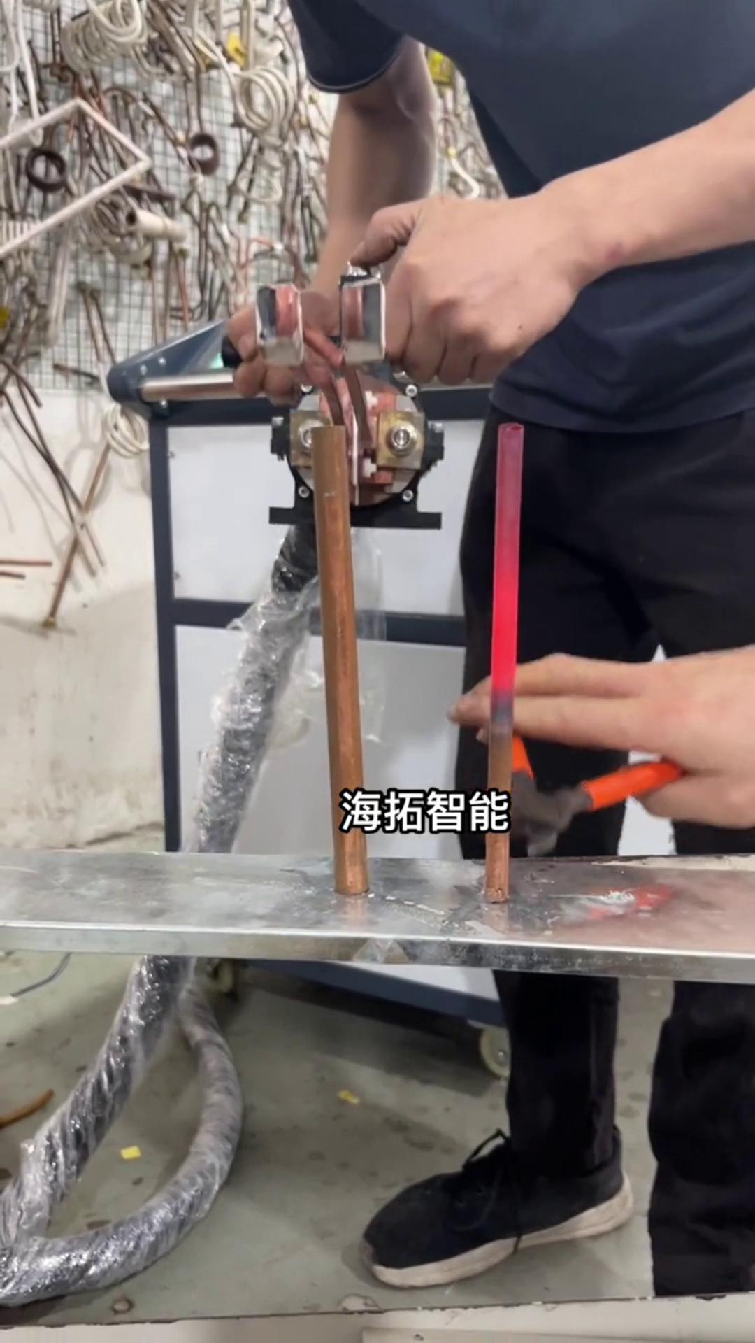 铜管加热退火有难度吗？没有！只要用了海拓智能感应加热设备，什么淬火退火加热焊接一切都不是问题。 